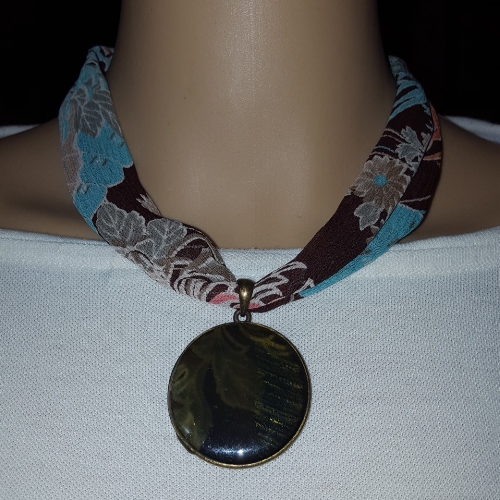 Flower design choker necklace with marble Stone